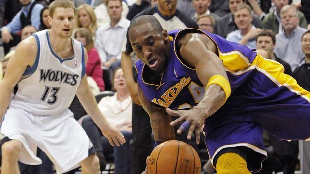 Kobe Bryant z LA Lakers (vpravo) získává odražený míč v duelu s Minnesotou. Kobe Bryant z LA Lakers (vpravo) získává odražený míč v duelu s Minnesotou.