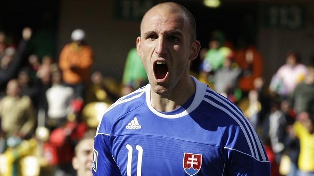 Slovenský útočník Robert Vittek se raduje z branky do novozélandské sítě během zápasu MS v Jihoafrické republice. Slovenský útočník Robert Vittek se raduje z branky do novozélandské sítě během zápasu MS v Jihoafrické republice.