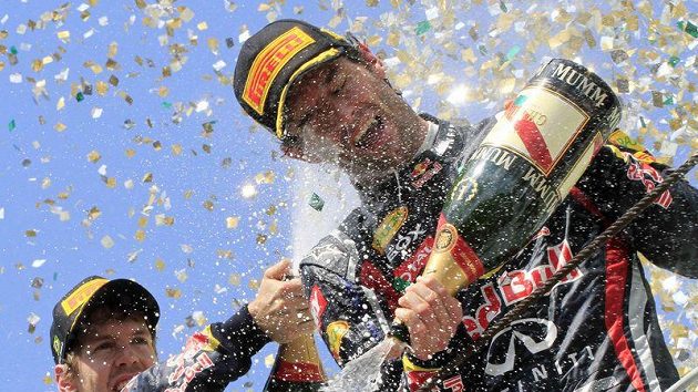 Sebatian Vettel (vlevo) kropí šampaňským svého týmového parťáka Marka Webbera, který si v Brazílii dojel pro první vítězství v sezóně. Sebatian Vettel (vlevo) kropí šampaňským svého týmového parťáka Marka Webbera, který si v Brazílii dojel pro první vítězství v sezóně.