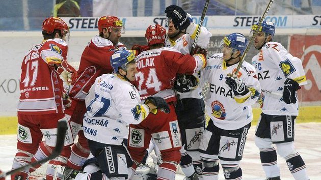 Hokejisté Třince a Vítkovic při potyčce Hokejisté Třince a Vítkovic při potyčce
