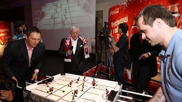 Simulovaný zápas na menším hřišti mezi sebou před mistrovstvím světa odehráli v Bratislavě Peter Bondra a Tomáš Rolinek. Rozhodčím se stala hokejová legenda Josef Golonka. Simulovaný zápas na menším hřišti mezi sebou před mistrovstvím světa odehráli v Bratislavě Peter Bondra a Tomáš Rolinek. Rozhodčím se stala hokejová legenda Josef Golonka.