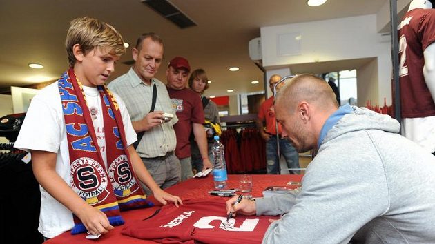 Tomáš Řepka podepisuje fanouškům svůj sparťanský dres s číslem dvě. Tomáš Řepka podepisuje fanouškům svůj sparťanský dres s číslem dvě.