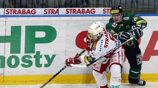 Michal Dobroň z Karlových Varů (vpravo) se snaží zastavit Tomáše Žižku ze Slavie Michal Dobroň z Karlových Varů (vpravo) se snaží zastavit Tomáše Žižku ze Slavie