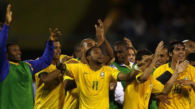 Brazilští fotbalisté se radují z postupu na MS 2010 po výhře v Argentině Brazilští fotbalisté se radují z postupu na MS 2010 po výhře v Argentině