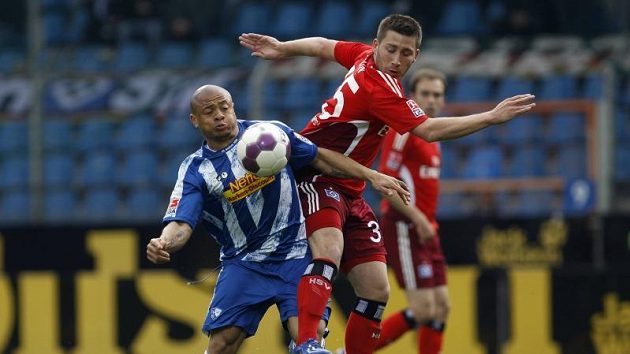 Bochumský Joel Epalle (vlevo) byl u míče dřív než Tunay Torun z Hamburku. Bochumský Joel Epalle (vlevo) byl u míče dřív než Tunay Torun z Hamburku.
