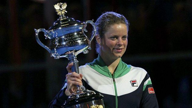Kim Clijstersová s trofejí pro vítězku Australian Open. Kim Clijstersová s trofejí pro vítězku Australian Open.