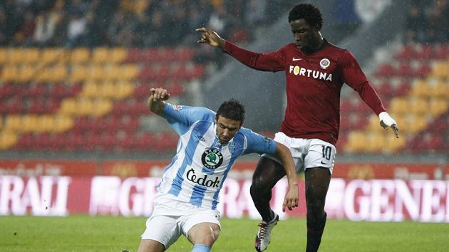 Vladimir Dimitrovski z Mladé Boleslavi odkopává míč před Bonym Wilfriedem ze Sparty. Vladimir Dimitrovski z Mladé Boleslavi odkopává míč před Bonym Wilfriedem ze Sparty.
