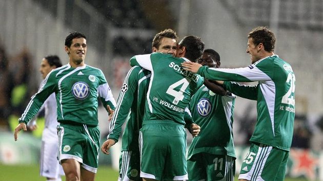 Fotbalisté Wolfsburgu se radují z branky. Ilustrační foto. Fotbalisté Wolfsburgu se radují z branky. Ilustrační foto.