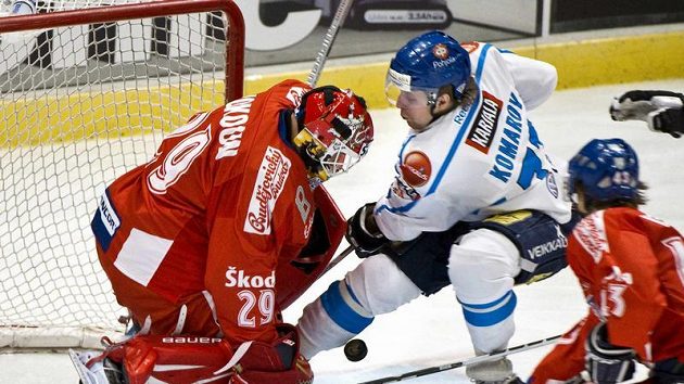 Finský útočník Leo Komarov před brankářem Tomášem Vokounem. Finský útočník Leo Komarov před brankářem Tomášem Vokounem.