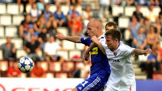 Olomoucký Jan Schulmeister (vlevo) bojuje o míč s Tomášem Markem z Baníku Ostrava. Olomoucký Jan Schulmeister (vlevo) bojuje o míč s Tomášem Markem z Baníku Ostrava.
