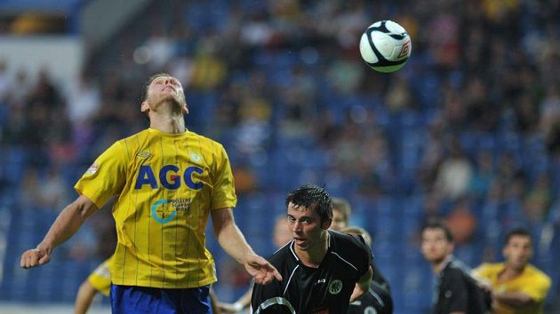 Teplický Štěpán Vachoušek (vlevo) odhlavičkovává míč v duelu s Hradcem Králové. Teplický Štěpán Vachoušek (vlevo) odhlavičkovává míč v duelu s Hradcem Králové.