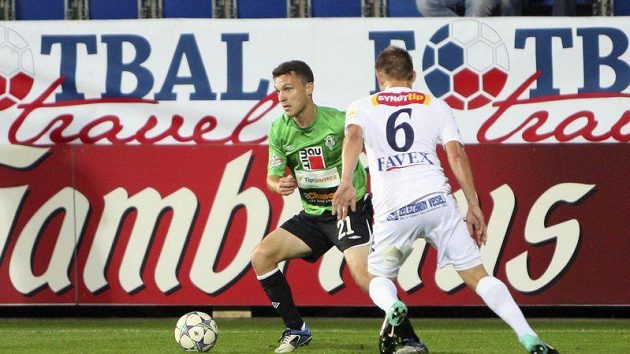 David Lafata z Jablonce a Petr Reinberk ze Slovácka v utkání 9. kola Gambrinus ligy. David Lafata z Jablonce a Petr Reinberk ze Slovácka v utkání 9. kola Gambrinus ligy.
