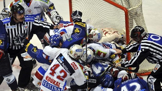 Mela před brankou Dominika Haška v loňském finále extraligy mezi Vítkovicemi a Pardubicemi. Letos dojde do posledního kola jen jeden tým. Který? Mela před brankou Dominika Haška v loňském finále extraligy mezi Vítkovicemi a Pardubicemi. Letos dojde do posledního kola jen jeden tým. Který?
