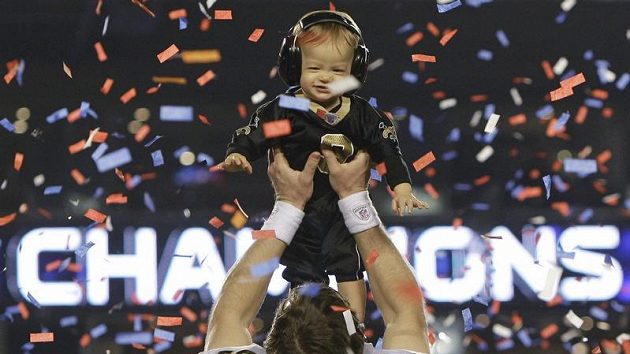 Quarterback New Orleans Saints Drew Brees se svým synem při oslavách triumfu v Super Bowlu Quarterback New Orleans Saints Drew Brees se svým synem při oslavách triumfu v Super Bowlu