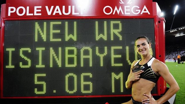 Ruská tyčkařka Jelena Isinbajevová pózuje před cedulí se svým novým světovým maximem 506 centimetrů na atletickém mítinku v Curychu. Ruská tyčkařka Jelena Isinbajevová pózuje před cedulí se svým novým světovým maximem 506 centimetrů na atletickém mítinku v Curychu.