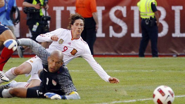 Španělský útočník Fernando Torres překonává gólmana USA Tima Howarda. Španělský útočník Fernando Torres překonává gólmana USA Tima Howarda.
