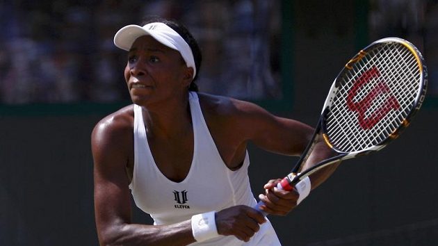 Americká tenistka Venus Williamsová během čtvrtfinálového zápasu Wimbledonu proti Agnieszce Radwaňské z Polska. Americká tenistka Venus Williamsová během čtvrtfinálového zápasu Wimbledonu proti Agnieszce Radwaňské z Polska.