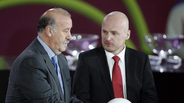 Trenér českých fotbalistů Michal Bílek (vpravo) a jeho španělský kolega Vicente del Bosque během losování kvalifikační skupiny ME 2012. Trenér českých fotbalistů Michal Bílek (vpravo) a jeho španělský kolega Vicente del Bosque během losování kvalifikační skupiny ME 2012.