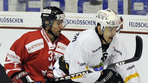 Karlovarský Petr Kumstát (v bílém) v souboji s Kanaďanem Curtisem Brownem v utkání Spenglerova poháru v Davosu. Karlovarský Petr Kumstát (v bílém) v souboji s Kanaďanem Curtisem Brownem v utkání Spenglerova poháru v Davosu.
