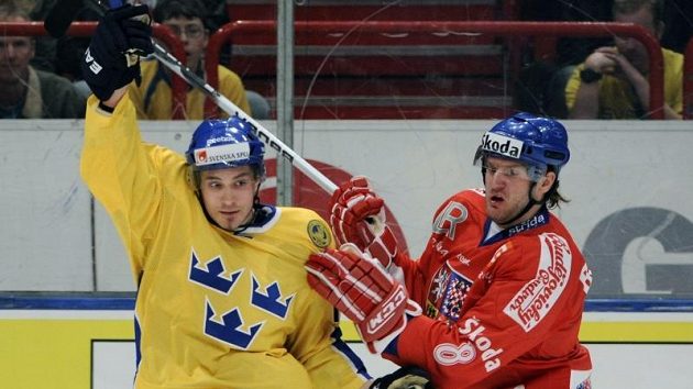 Domácí Johan Fransson a Michal Barinka svedli souboj ve čtvrtečním zápase na Švédských hokejových hrách. Domácí Johan Fransson a Michal Barinka svedli souboj ve čtvrtečním zápase na Švédských hokejových hrách.