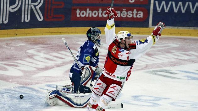 Útočník Roman Červenka ze Slavie se raduje po brance do sítě plzeňského Tomáše Pöpperleho. Útočník Roman Červenka ze Slavie se raduje po brance do sítě plzeňského Tomáše Pöpperleho.
