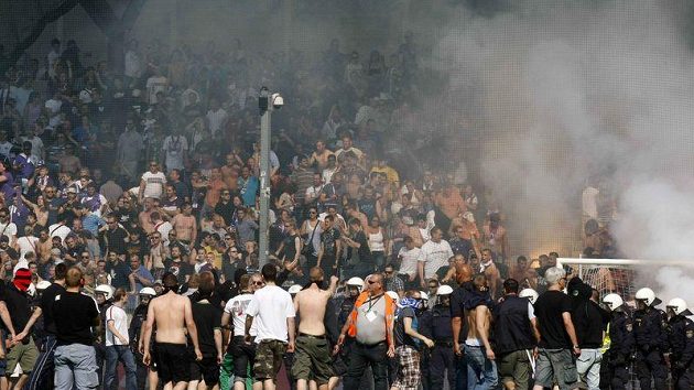 Vídeňské derby mezi Rapidem a Austrií se kvůli řádění fanoušků nedohrálo. Vídeňské derby mezi Rapidem a Austrií se kvůli řádění fanoušků nedohrálo.