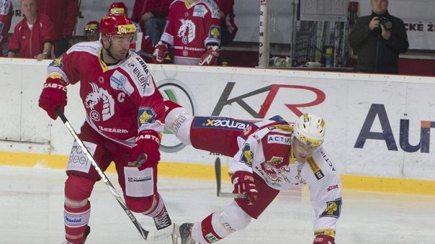 Útočník Slavie Marek Tomica padá po souboji s Radkem Bonkem z Třince. Útočník Slavie Marek Tomica padá po souboji s Radkem Bonkem z Třince.