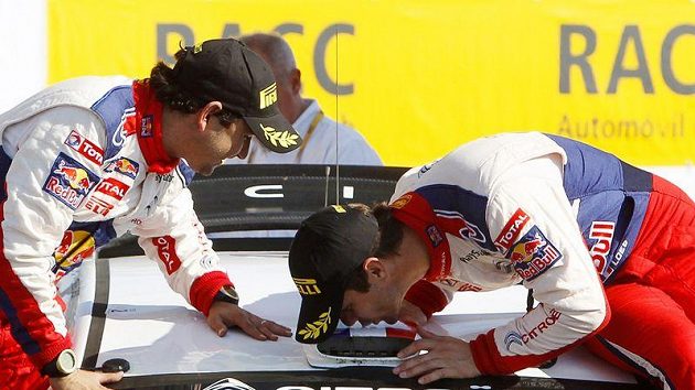 Sébastien Loeb (vpravo) vzdává hold vozu Citroën C4 WRC. Bude kralovat světové rallye i s novým speciálem DS3 WRC? Sébastien Loeb (vpravo) vzdává hold vozu Citroën C4 WRC. Bude kralovat světové rallye i s novým speciálem DS3 WRC?