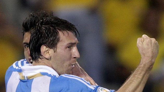 Strůjci argentinského vítězství. Lionel Messi a Sergio Agüero v objetí. Strůjci argentinského vítězství. Lionel Messi a Sergio Agüero v objetí.