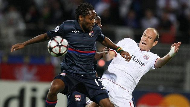 Arjen Robben z Bayernu Mnichov (vpravo) bojuje o míč s Jeanem II Makounem z Olympique Lyon. Arjen Robben z Bayernu Mnichov (vpravo) bojuje o míč s Jeanem II Makounem z Olympique Lyon.
