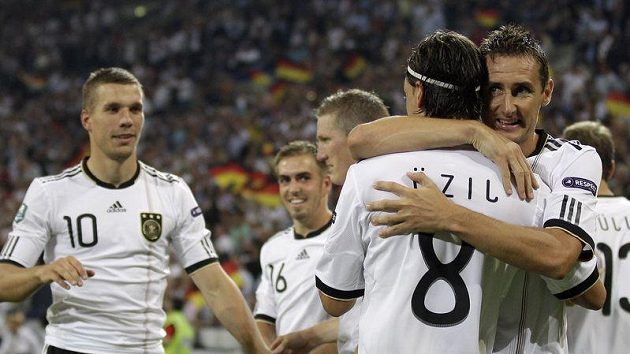 Fotbalisté Německa oslavují jednu z branek vstřelených Rakousku v kvalifikaci ME 2012. Tým trenéra Lahma si jako první zajistil postup na finálový turnaj. Fotbalisté Německa oslavují jednu z branek vstřelených Rakousku v kvalifikaci ME 2012. Tým trenéra Lahma si jako první zajistil postup na finálový turnaj.
