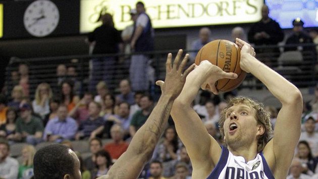 Dirk Nowitzki (41) sám na vše nestačí. Dirk Nowitzki (41) sám na vše nestačí.