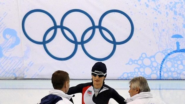 Česká rychlobruslařka Martina Sáblíková (uprostřed) se na oválu ve Vancouveru baví se svým trenérem Petrem Novákem (vpravo) Česká rychlobruslařka Martina Sáblíková (uprostřed) se na oválu ve Vancouveru baví se svým trenérem Petrem Novákem (vpravo)