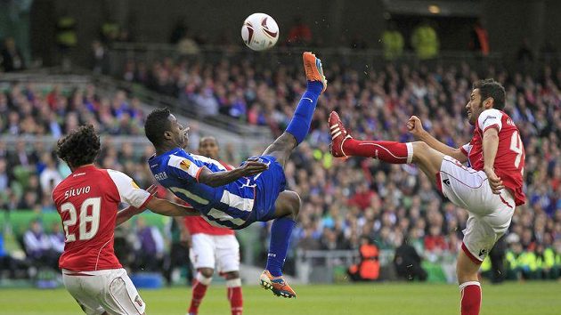 Silvestre Varela z FC Porto mezi dvěma hráči Bragy ve finále Evropské ligy Silvestre Varela z FC Porto mezi dvěma hráči Bragy ve finále Evropské ligy