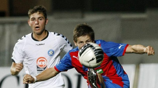 Plzeňský Václav Pilař (vpravo) odkopává míč před Gagikem Pogosjanem z Pjuniku Jerevan. Plzeňský Václav Pilař (vpravo) odkopává míč před Gagikem Pogosjanem z Pjuniku Jerevan.