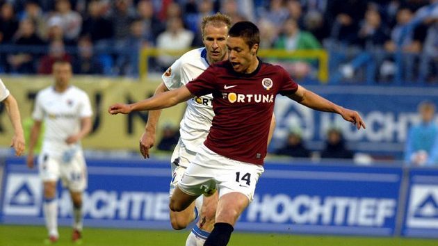 Ostravský René Bolf už jen sleduje, jak sparťan Václav Kadlec dává gól. Ostravský René Bolf už jen sleduje, jak sparťan Václav Kadlec dává gól.