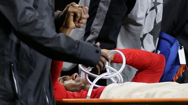 Antonio Valencia musel být odnesen ze hřiště na nosítkách. Antonio Valencia musel být odnesen ze hřiště na nosítkách.