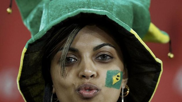 Brazilská fanynka se nestačí divit, co všechno se může v hledišti stát... Brazilská fanynka se nestačí divit, co všechno se může v hledišti stát...