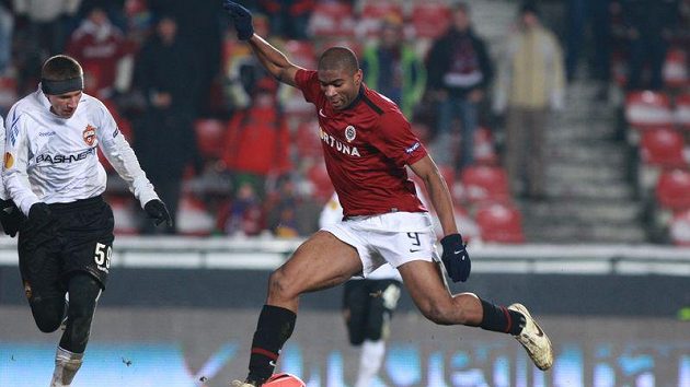 Útočník Sparty Leonard Kweuke střílí do tyče v utkání proti CSKA Moskva. Útočník Sparty Leonard Kweuke střílí do tyče v utkání proti CSKA Moskva.