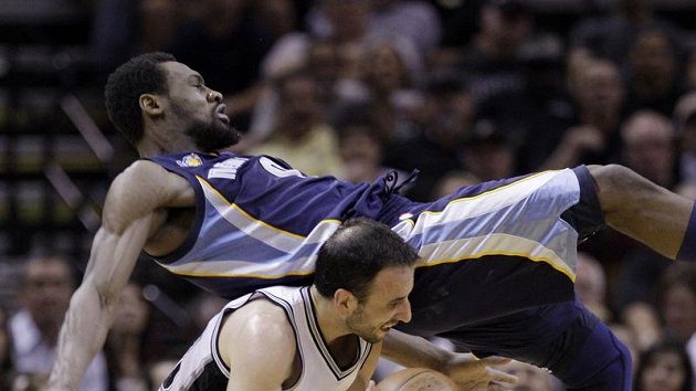 Manu Ginobili perlil i s bandáží na pravém lokti. Manu Ginobili perlil i s bandáží na pravém lokti.