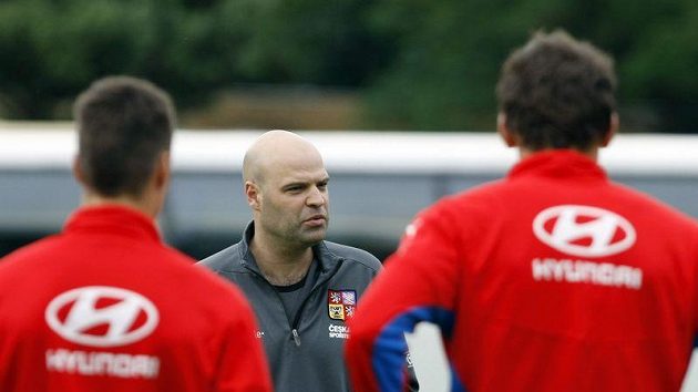 Trenér reprezentace do 21 let Jakub Dovalil udílí pokyny svým svěřencům. Trenér reprezentace do 21 let Jakub Dovalil udílí pokyny svým svěřencům.