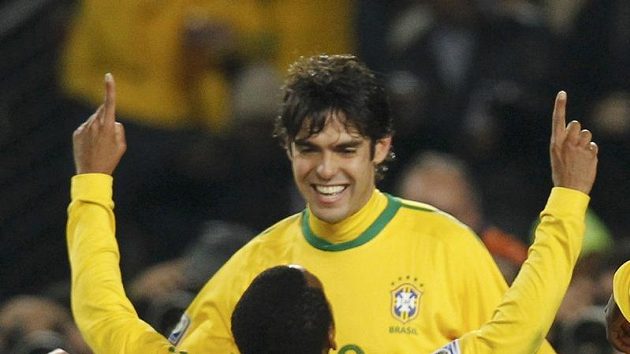 Robinho oslavuje spolu s Kaká gól, kterým potvrdil postup Brazílie přes Chile. Robinho oslavuje spolu s Kaká gól, kterým potvrdil postup Brazílie přes Chile.