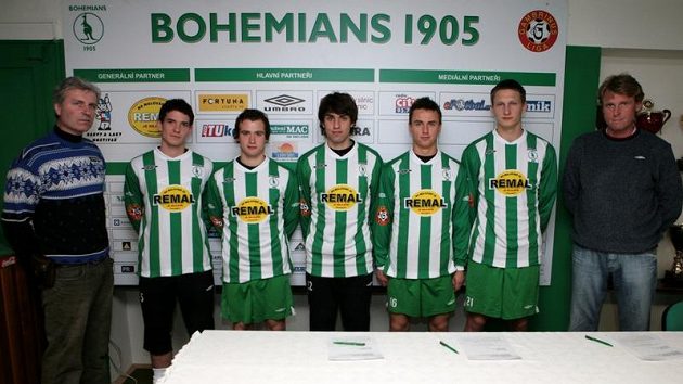 Zleva fotbalisté Bohemians 1905: Jiří Stejskal (hráčský manažer), David Bartek, Ivan Hašek, Jan Morávek, Jan Moravec, Milan Škoda, Zbyněk Busta (trenér Bohemians 1905). Zleva fotbalisté Bohemians 1905: Jiří Stejskal (hráčský manažer), David Bartek, Ivan Hašek, Jan Morávek, Jan Moravec, Milan Škoda, Zbyněk Busta (trenér Bohemians 1905).