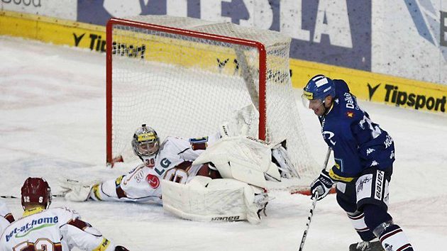 Vítkovický Rudolf Huna se snaží překonat sparťanského brankáře Tomáše Pöpperleho. Vítkovický Rudolf Huna se snaží překonat sparťanského brankáře Tomáše Pöpperleho.