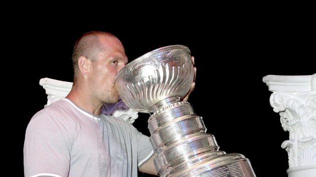 Dennis Seidenberg se Stanley Cupem. Dennis Seidenberg se Stanley Cupem.