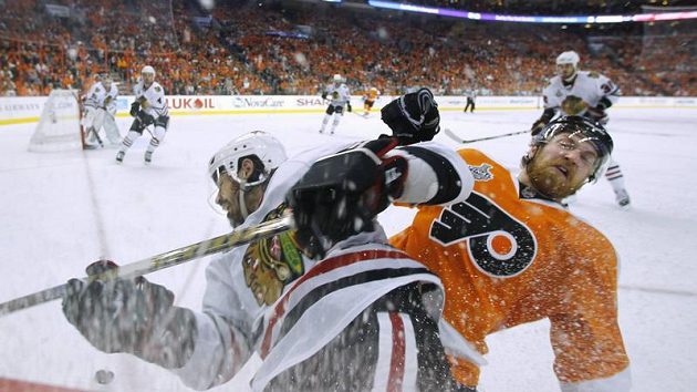 Claude Giroux (vpravo) v akci. Claude Giroux (vpravo) v akci.