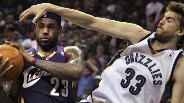 Basketbalista Memphisu Marc Gasol (vpravo) marně brání LeBrona Jamese z Clevelandu. Basketbalista Memphisu Marc Gasol (vpravo) marně brání LeBrona Jamese z Clevelandu.