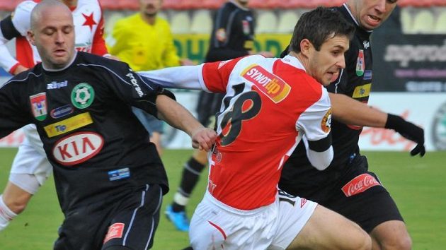Lukáš Pleško (vlevo) z Příbrami a Riste Naumov (vpravo) ze Slavie. Lukáš Pleško (vlevo) z Příbrami a Riste Naumov (vpravo) ze Slavie.