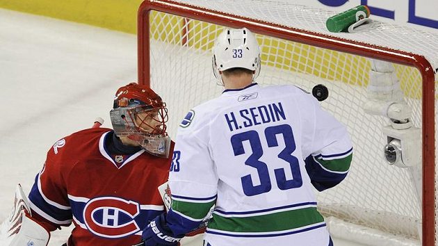 Henrik Sedin střílí gól Jaroslavu Halákovi z Montrealu. Henrik Sedin střílí gól Jaroslavu Halákovi z Montrealu.