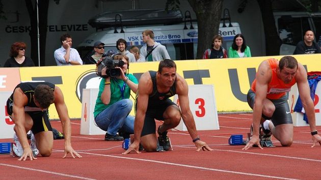 Roman Šebrle na startu stovky na kladenském stadiónu. Roman Šebrle na startu stovky na kladenském stadiónu.